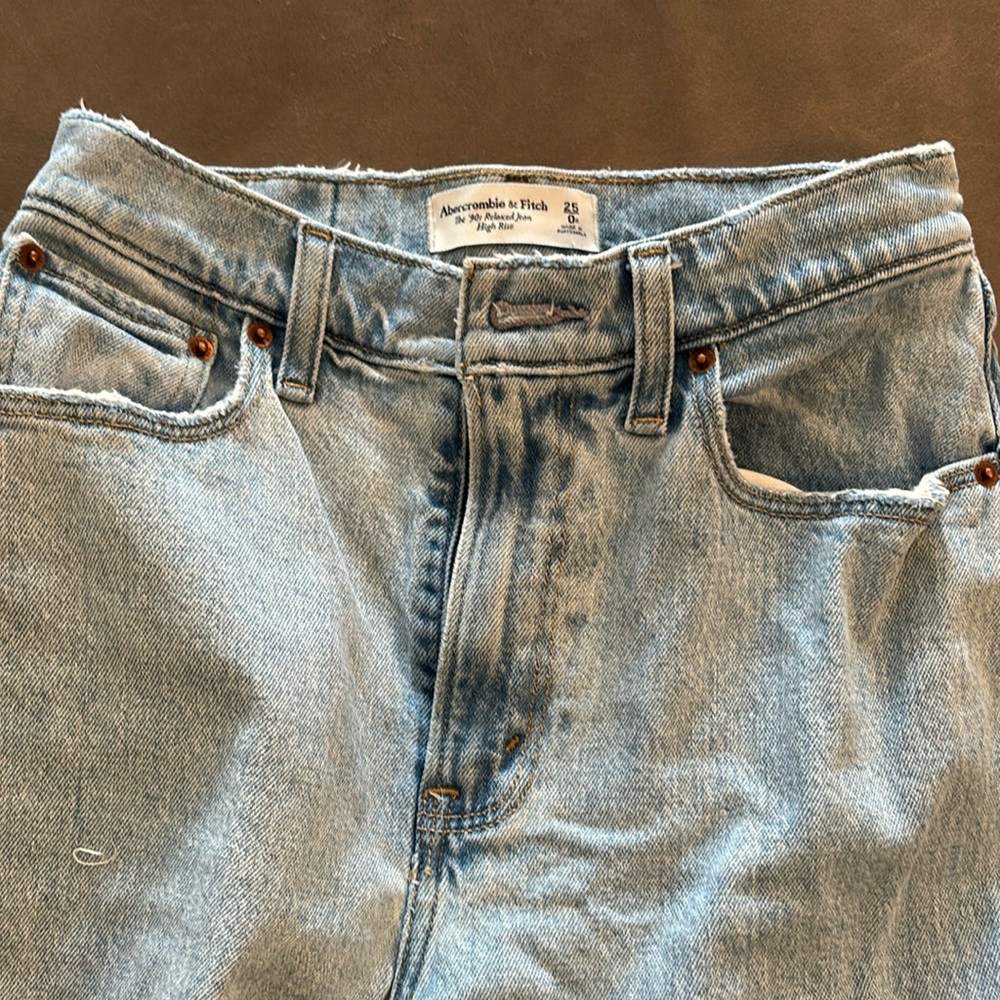 Abercrombie high rise 90s relaxed jean. Size 25